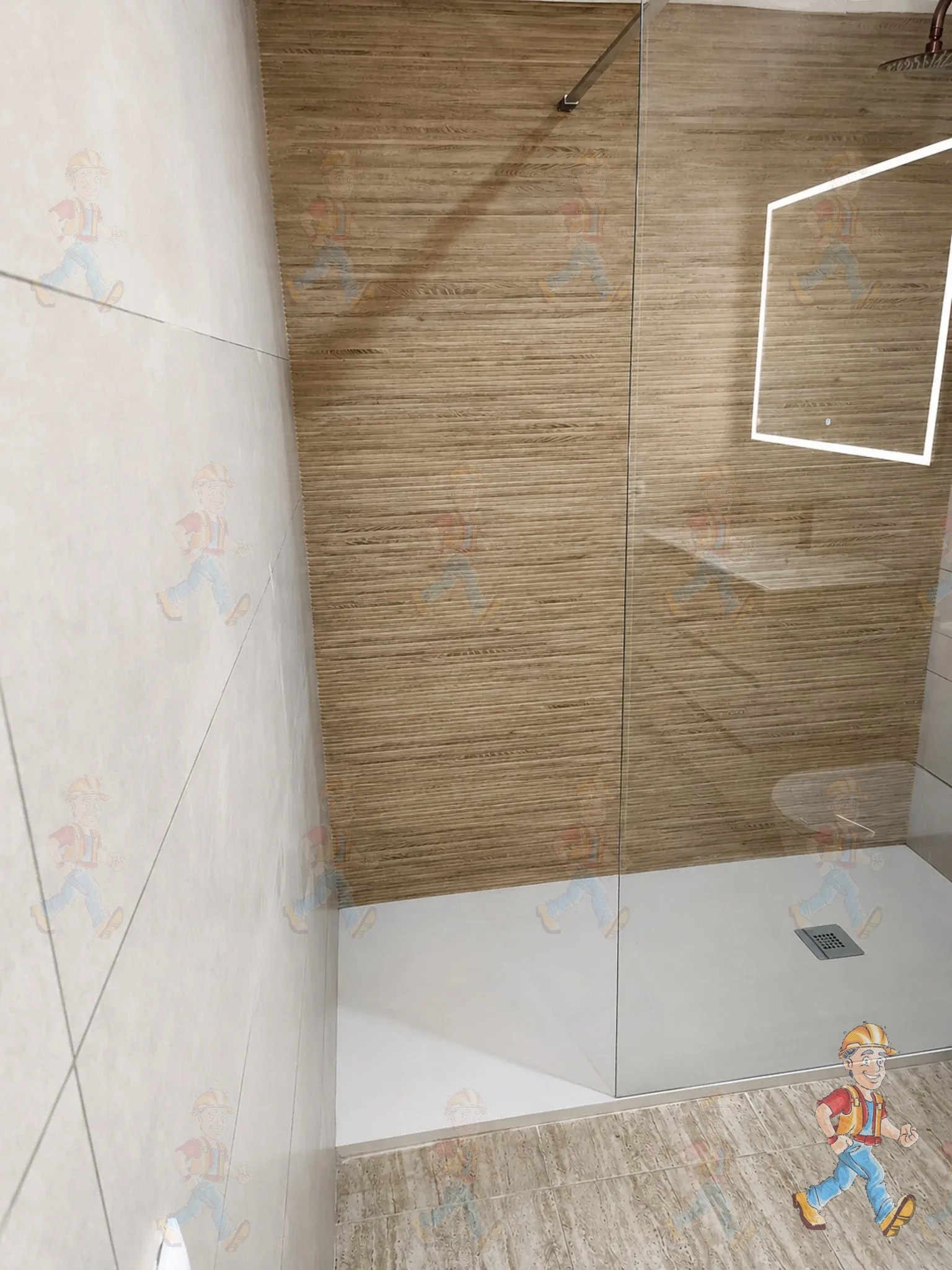 Baño reformado en Alicante con plato de ducha de obra, mampara de vidrio y alicatado símil madera terminado
