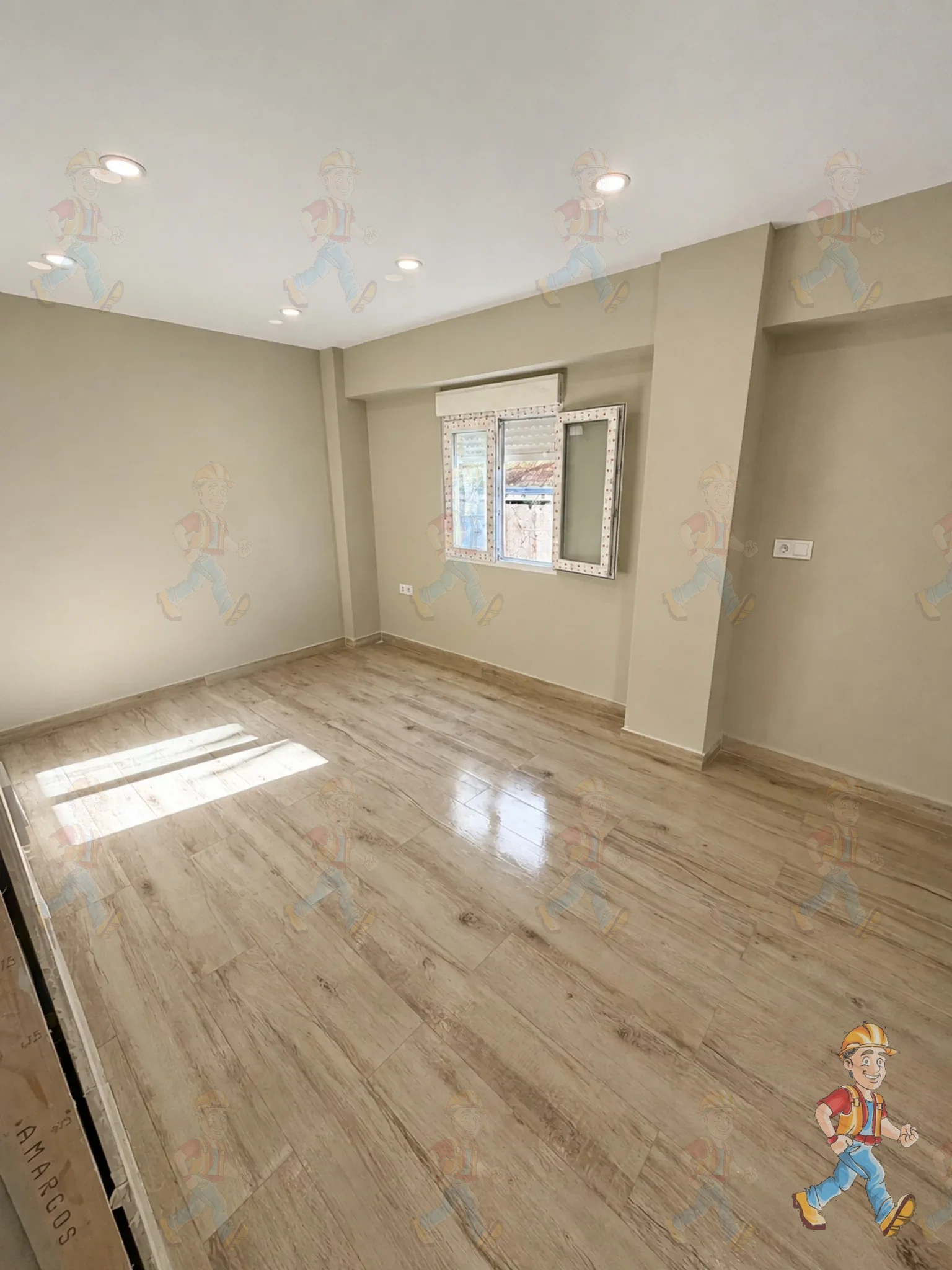 Habitación terminada en una vivienda de Alicante con suelo símil madera, pintura y focos empotrados